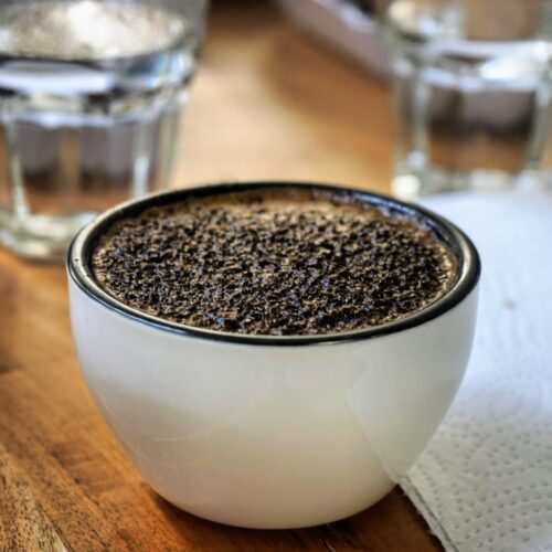 Online-Kaffeeverkostung, Cupping-Schale mit Kaffee