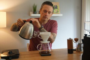 Daniel Frank aka Coffeeteller beim Filterkaffee brühen
