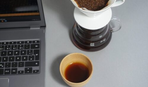 Online-Kaffee-Kurs, Handfilter, Tasse, Laptop