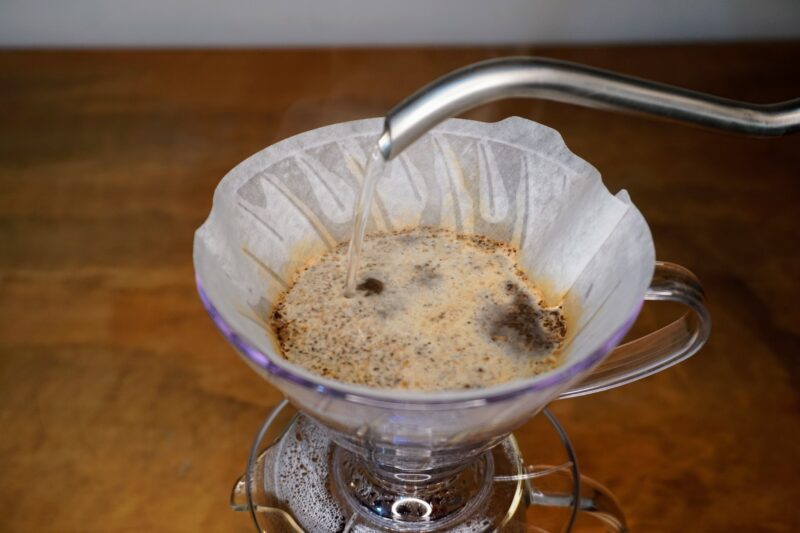 private Kaffeeberatung und Kaffeeschulung und online-brewing-kurs. Kaffeebrühen mit dem V60 Hario Filter.