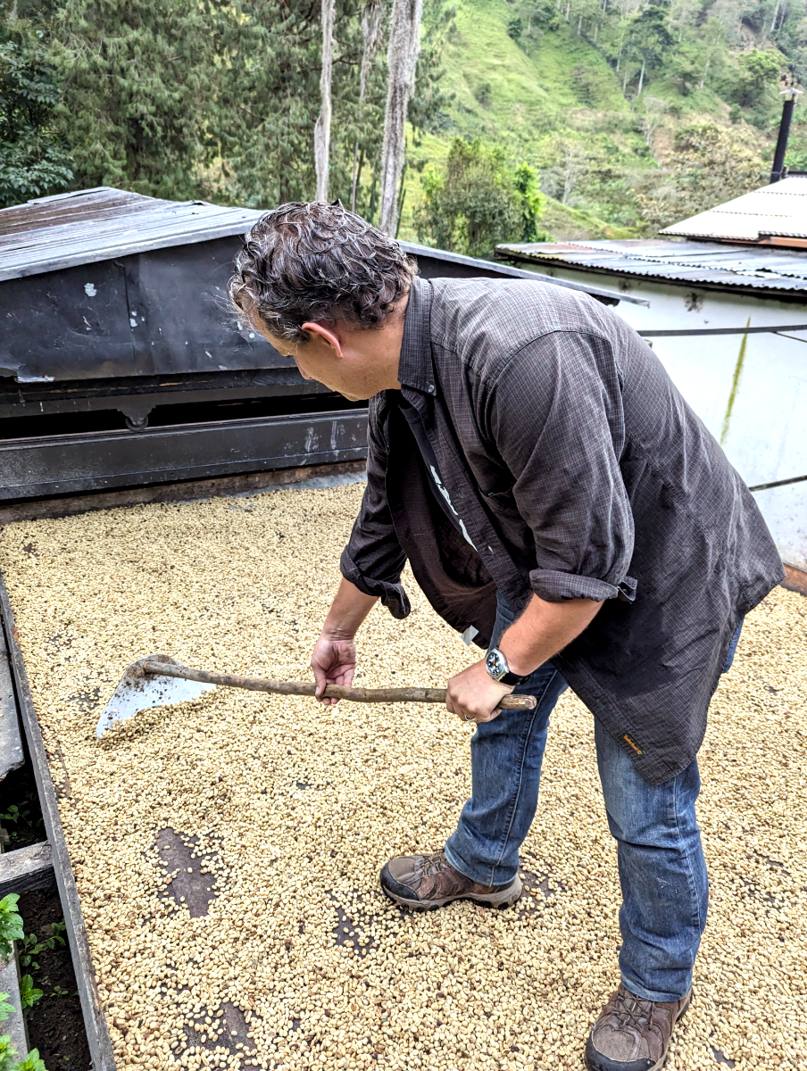 André wendet den washed Kaffee